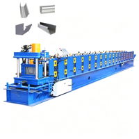 Machine de fabrication de gouttières métalliques pour systèmes de drainage, de tuiles de toiture et de cheminées de descente pour la construction