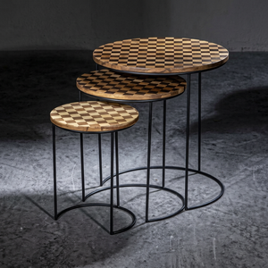 Ensemble de 3 tables gigognes modernes en fer et bois peintes, plateau rond en bois à motif damier, structure en métal noir, meubles de salon - Product Image 1