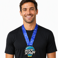 Médaille sportive personnalisée Rock N' Rollin en métal moulé sous pression, avec émail bleu, bord métallique et lettrage en relief, motif Buenaventa pour