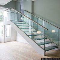 Escalier droit avec panneaux en verre, optimisant la luminosité, esthétique moderne
