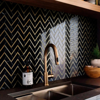 Carreau de mosaïque aspect marbre émaillé brillant sur mesure de bonne qualité en arête de poisson noir et or à chevrons de luxe pour dosseret de cuisine