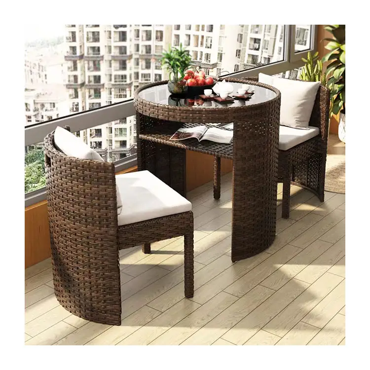 Table à manger et chaises en rotin extérieur de style idyllique peu encombrant table basse et chaise de balcon