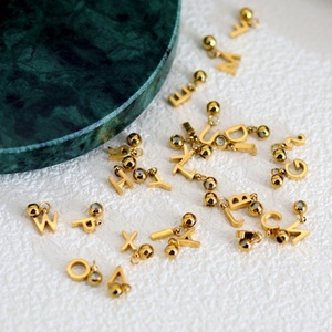 Nuevos Dijes de Letras de Acero Inoxidable con Baño de Oro PVD de 18K, Diseño 2025, Venta al por Mayor, No se Deslustran - Product Image 2