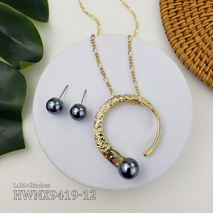 Ensemble de boucles d'oreilles et de collier en gros, en cuivre plaqué or, style hawaïen, motif de défilement élégant - Product Image 1