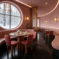 Ensemble de mobilier moderne pour café, restaurant, hôtel, cafétéria : banquette en cuir orange clair, chaise en tissu à pois, table en bois