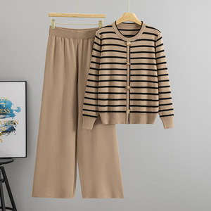 Ensemble de chandail en tricot pour femmes, cardigan rayé avec pantalon large, tenue décontractée tendance pour femmes - Product Image 1