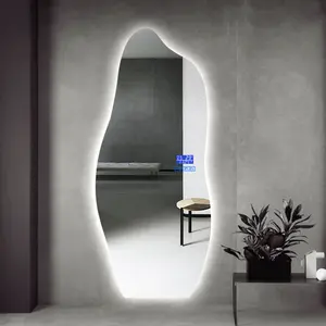 مرآة حائط من بولين غير منتظمة الشكل بدون إطار ومضاءة بإضاءة خلفية LED مرآة بطول كامل مع عرض الوقت
