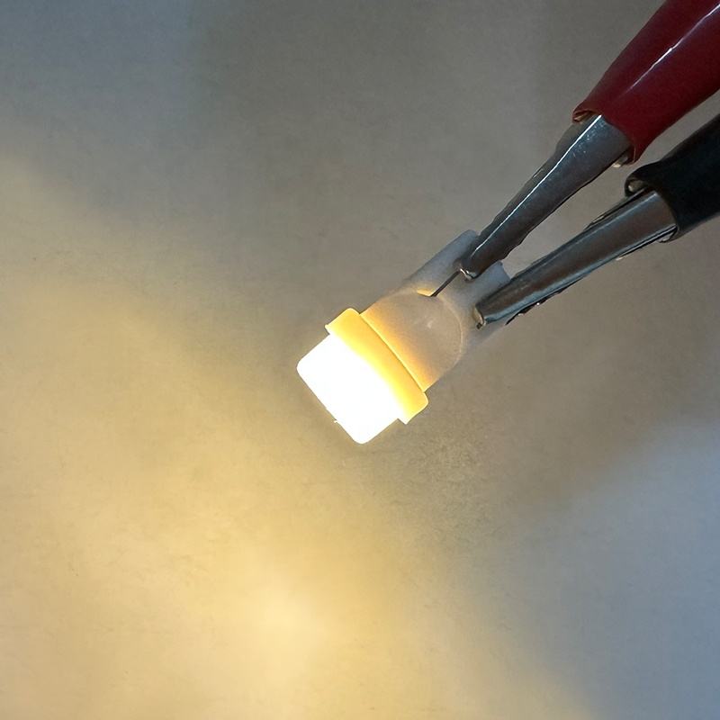 สีขาวอบอุ่น