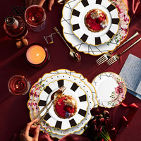 Ensemble d'assiettes en céramique florales-géométriques chic Motifs uniques pour décor de table de mariage bohème élégant