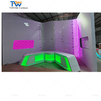 Mur de fond de scène TV LED RGB moderne 3 places, design incurvé en matériau solide, idéal pour hôtels, centres commerciaux et écoles