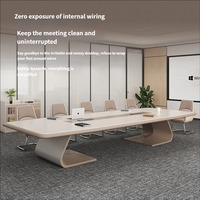 Ensemble de table de conférence moderne avec système d'écran intégré, accoudoirs rembourrés en cuir PU noir, chaises d'invités pour hôtels et bureaux