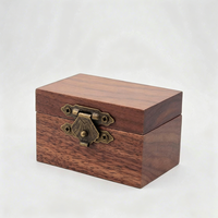 Boîte à bague rectangulaire élégante en bois de noyer naturel avec fermeture à boucle, emballage cadeau pour bijoux