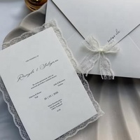 Invitation de mariage personnalisée exquise et populaire, avec bordure en dentelle vintage, suite de cartes en papier, carte de rappel de date, RSVP, impression typographique et dorure à chaud en relief