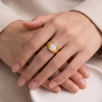 Großhandel Klassischer 18k Vergoldeter Edelstahl Verstellbarer Lava-Hammer-Muster Unregelmäßiger Weißer Fritillaria Breiter Offener Ring