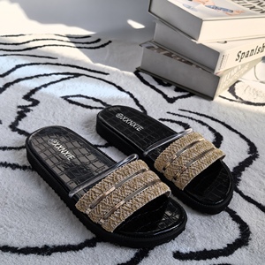 Pantofole Casual a punta aperta da donna per la luce estiva comode da Slip on sandali piatti <span class=keywords><strong>oro</strong></span> nero scarpe all'ingrosso della fabbrica - Product Image 1