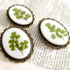 ヴィンテージクリアシンプルでエレガントなブロンズブラスカラークリアレジンドライプレス葉ドライフラワーブローチ - Product Image 1