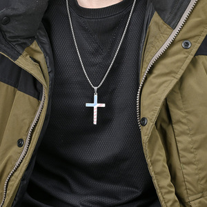 Collar con Colgante de Cruz de la Bandera Americana de Acero Inoxidable en Varios Colores |   Diseño Patriótico de Estrellas y Rayas para Hombres y Mujeres - Product Image 5