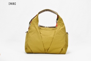 Bolso de mano de nailon para mujer con correa de hombro desmontable, bolso tote con bordado de letras y dije, disponible en 4 colores - Product Image 2