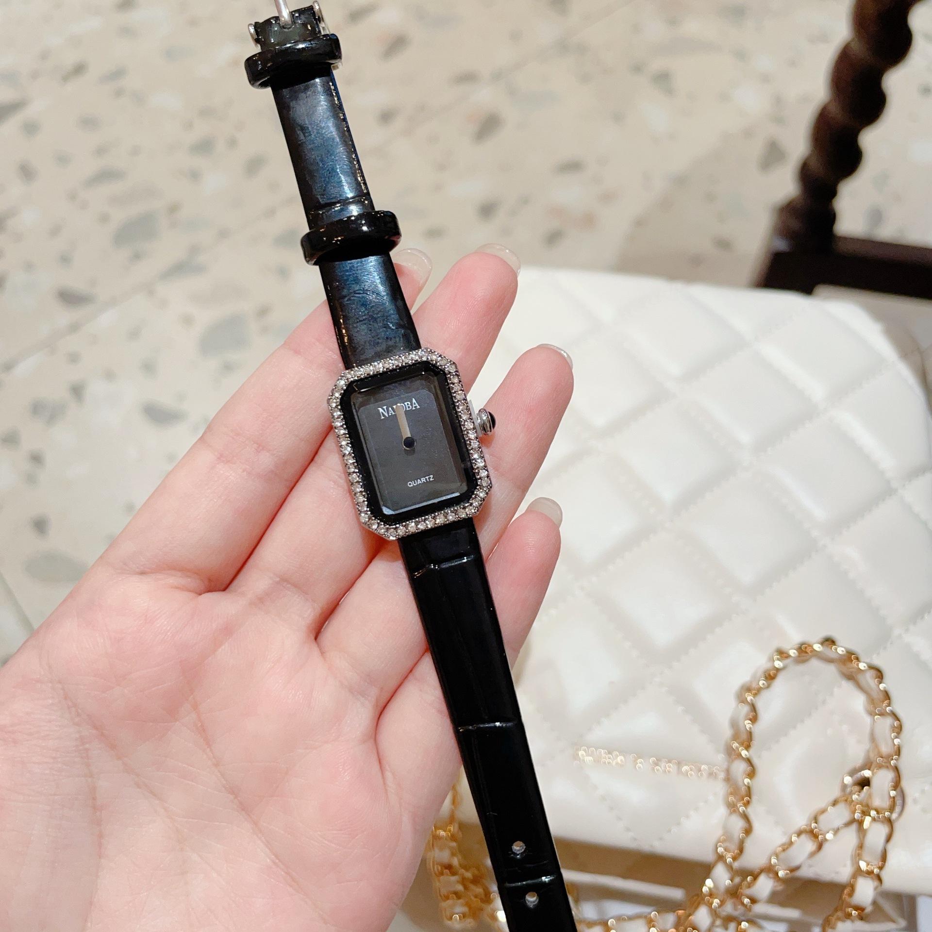 เปลือกเงิน-พื้นผิวสีดำ-วงแหวนเจาะ-หนังสีสว่าง