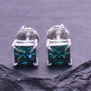 Pendientes de Moissanita Verde Cuadrada de 1 Quilate con Corte Princesa, Plata de Ley y Baño de Oro, Diseño de Racimo Único - Product Image 5