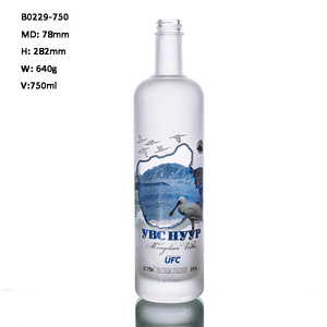 Bouteille en verre de vodka givrée transparente décorative de 750ml avec bouchon en liège - Product Image 2