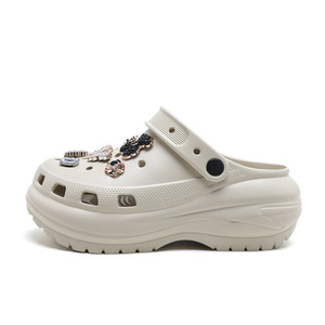 Sandales Crocs pour femmes à semelle épaisse, blanches, talon de 3 cm, moulées par injection, chaussures de plage et d'eau à bout fermé, pour l'été - Product Image 2