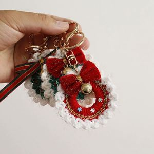 Llavero de corona navideña tejida a mano, adorno colgante festivo de lana ganchillo con lazo, decoración festiva para regalo. - Product Image 6