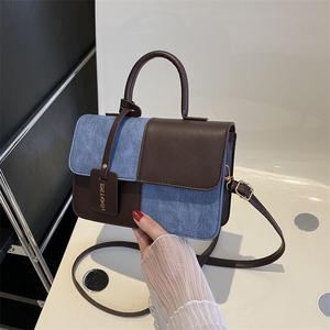 Bolso de Hombro/Bandolera Personalizado de Fábrica con Cierre de Solapa Única, Diseño Simple en Contraste de Color y Costuras Texturizadas - Product Image 4