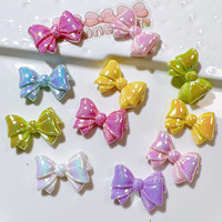 Breloques en résine nacrées dégradées en forme de nœud, très populaires - Embellissements brillants multicolores en forme de nœud pour coques de téléphone DIY et pinces à cheveux