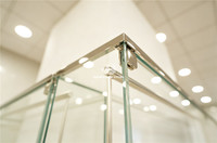 Vitrine de présentation de bijoux en verre verrouillable sur mesure, éclairage LED, présentoir de boutique de détail, pilier d'exposition OEM ODM