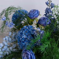 Décor de forêt enchantée passerelle Design extérieur décor d'événement bleu hortensia allée fleurs mariage verdure centres de table de fleurs