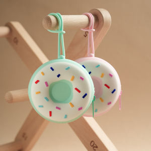 BPA İçermeyen Donut Şeklinde Silikon Emzik Saklama Kutusu, Gıda Sınıfı Bebek Oyuncakları Tutucu, Bozuk Para Yuvası ve Bebek Arabası Bağlama Özelliğiyle - Product Image 4