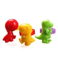Jouets en plastique miniatures amusants et bon marché en forme d'animaux dinosaures en gros dans un œuf surprise pour enfants