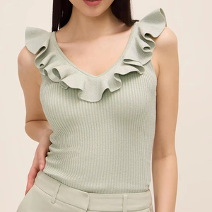 Débardeur côtelé sans manches vert sauge élégant pour femme avec volants et col en V – Idéal pour l'été, le quotidien et le bureau - Product Image 1