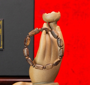 Pulsera de Agarwood Natural para Mujer, Talla Pequeña, Cuentas de Madera Premium, Joyería Elegante para Regalo - Product Image 1