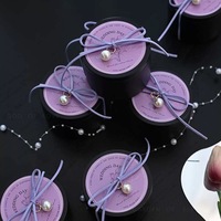Boîte d'emballage de cadeau de mariage personnalisée boîtes cylindriques rondes en fer blanc boîtes de bonbons de luxe avec ruban et autocollant