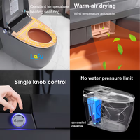WC intelligent monobloc en céramique avec siège chauffant, chasse d'eau automatique à capteur au pied, télécommande et design allongé – Collection Sanitaire Moderne