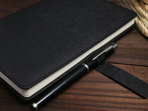 Набор для корпоративных подарков: Кожаный блокнот с возможностью персонализации и термокружка в элегантной упаковке - Product Image 3