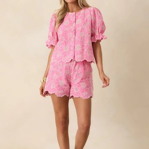 Ensemble 2 pièces personnalisé pour <span class=keywords><strong>femme</strong></span> en coton brodé floral ajouré, haut à manches bouffantes et volants, short, tenue décontractée d'<span class=keywords><strong>été</strong></span> - Fabricant - Product Image 2