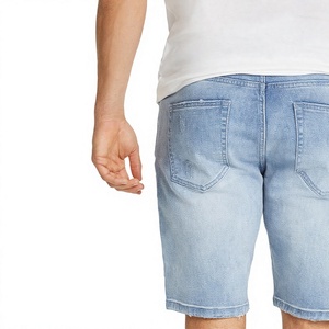 Shorts en jean slim bleu clair pour homme, style motard, coupe ajustée, coupe-vent, avec empiècements plissés, effet usé, ourlet effiloché, cinq poches - Product Image 5