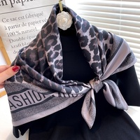 Selendang sutra persegi 70cm motif leopard abu-abu dengan pinggiran bertuliskan teks modis untuk aksesori leher wanita