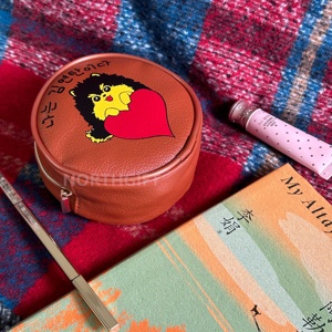 2024 escuro marrom beleza cosméticos sacos para menina portátil bonito viagem rodada PU couro zipper maquiagem bolsa saco com logotipo impresso - Product Image 6