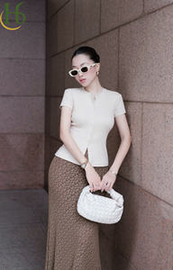 Camiseta de Mujer con Botones, Hecha en Vietnam, Cuello Redondo, Casual, Manga Corta, Mezcla de Poliéster, Cierre de Botones Frontales, Largo Regular - Product Image 5