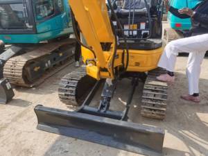 รถขุดขนาดเล็กมือสอง Komatsu PC35 ผลิตในญี่ปุ่น พร้อมอุปกรณ์เสริมแบบ Thumb สำหรับงานฟาร์มและจัดสวน ลดราคาพิเศษ - Product Image 6