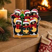 Figurinha de Natal em Resina Família de Urso Preto com Chapéu de Papai Noel, Cachecol Xadrez, Luzes e Base de Madeira, Estilo Moderno de Alta Qualidade para Pendurar