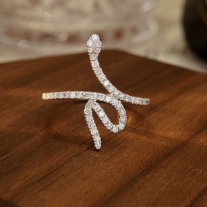 Anello a Forma di Serpente per Donne, Gioiello Elegante e alla Moda - Product Image 1