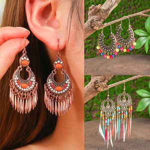 Pendientes étnicos hechos a mano de metal, largos, con borlas florales y cuentas, accesorios de moda para el estilo de vacaciones de primavera y verano. - Product Image 3