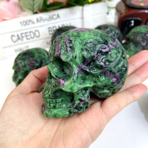 Calaveras de Cristal Natural de Alta Calidad Talladas a Mano en Rubí Zoisita con Flor para Decoraciones de Halloween - Product Image 1