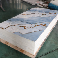 Panneau mural composite en PVC imitation marbre résistant à l'humidité pour la décoration des murs des appartements, des hôtels et des halls d'entrée