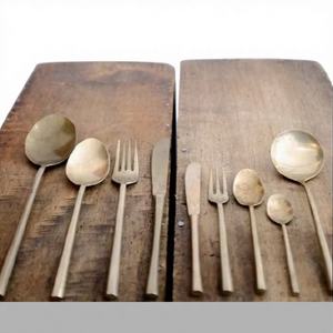 Juego de Cubiertos de Acero Inoxidable Sin BPA con Mangos de Alto Pulido Espejo, Diseño Moderno, Apto para Lavavajillas, para Fiestas - Product Image 1